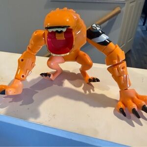 Bandai Ben 10 wildmutt action figure